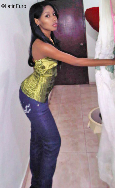 Date this nice looking Dominican Republic girl Dileiny from Santo Domingo DO26283