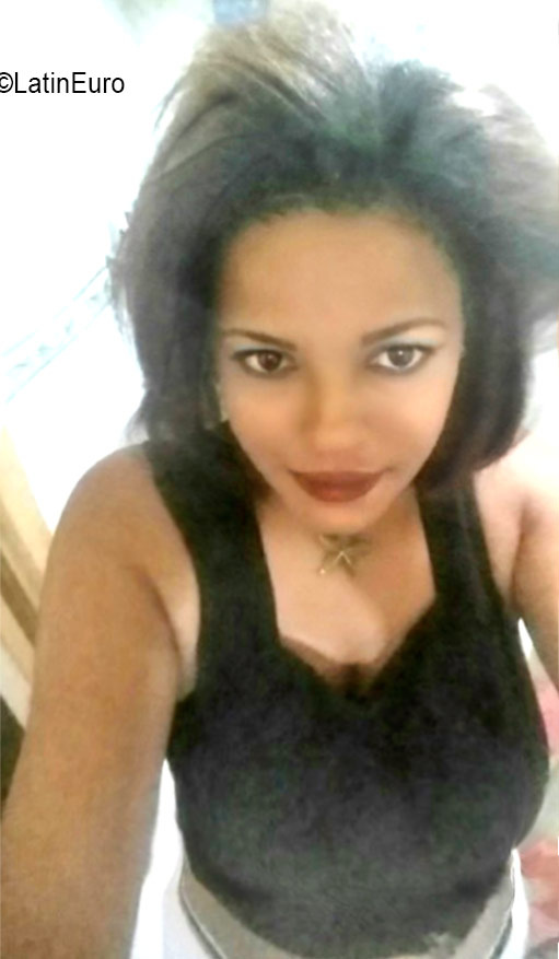 Date this nice looking Dominican Republic girl Yomaira from Cotui DO26479