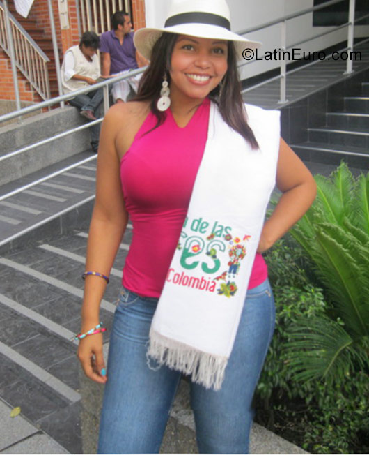 Date this happy Colombia girl Alma from Bucaramanga CO19752