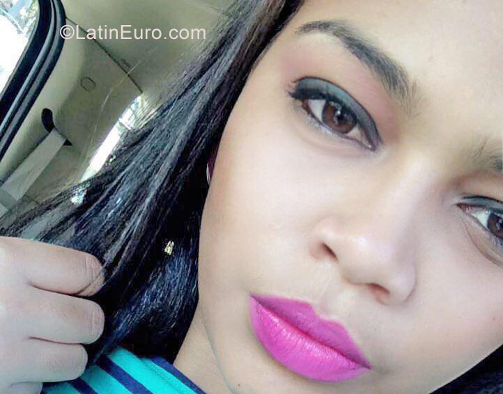 Date this nice looking Dominican Republic girl LUCIA from Santiago DO27127
