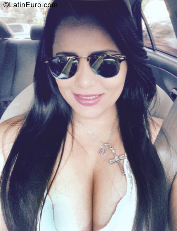 Date this hot Dominican Republic girl Diana from Santo Domingo DO27342