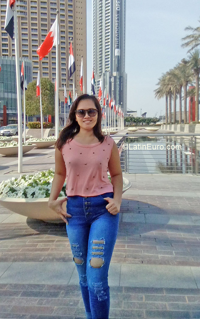 Date this young United Arab Emirates girl Cristy from Dubai AE52