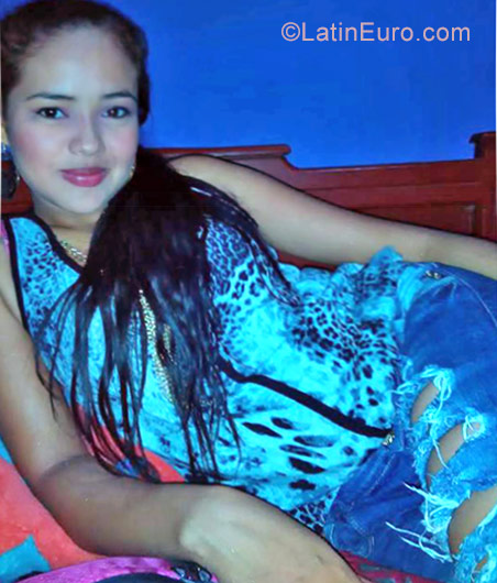 Date this attractive Colombia girl Paola from Barranquilla CO20427