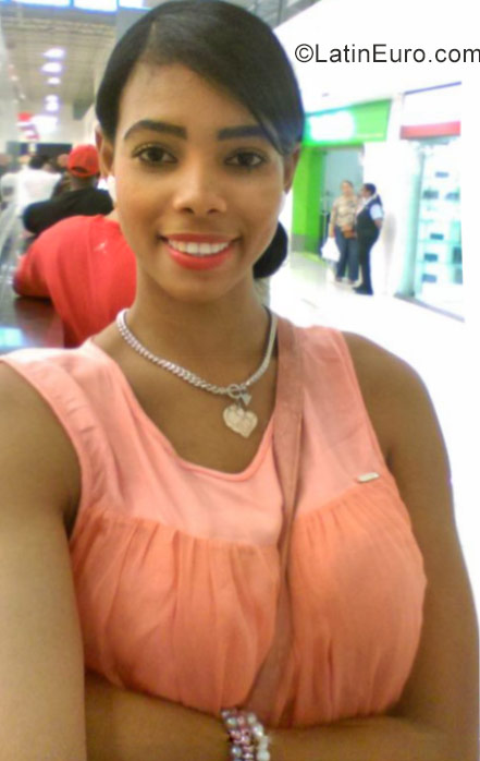 Date this foxy Dominican Republic girl Shantyel from Satiago DO27602