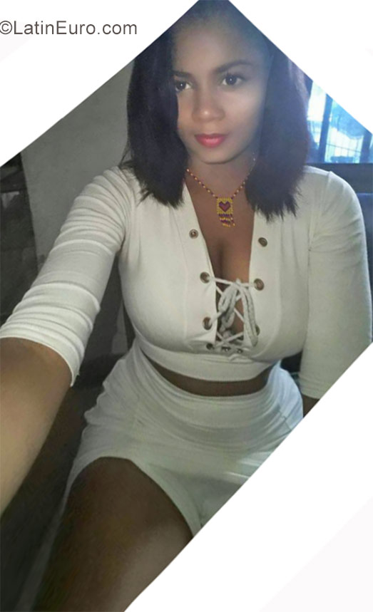 Date this foxy Colombia girl Laura marcela from Buenaventura CO20648