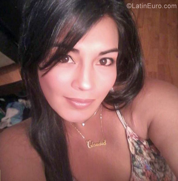 Date this stunning Colombia girl Claudia from Bogota CO21968