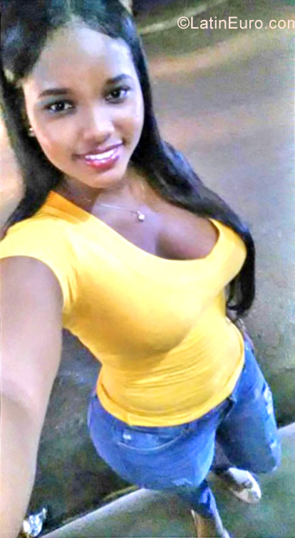 Date this tall Dominican Republic girl Yokari from Santo Domingo DO29787