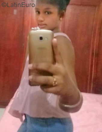 Date this nice looking Dominican Republic girl Wilka from Santo Domingo DO30903