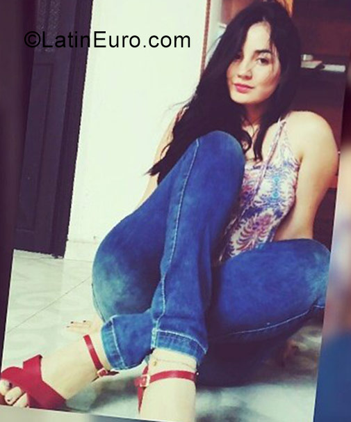Date this foxy Colombia girl Fernanda from Cali CO23257