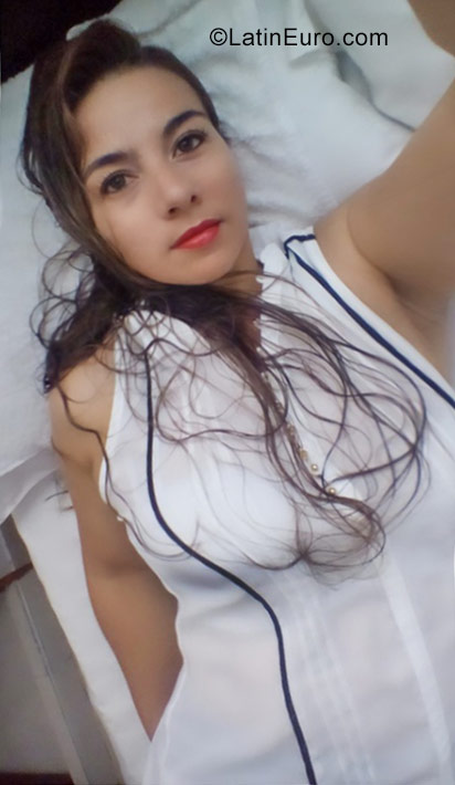 Date this good-looking Colombia girl Acuariania from Bogota CO23261