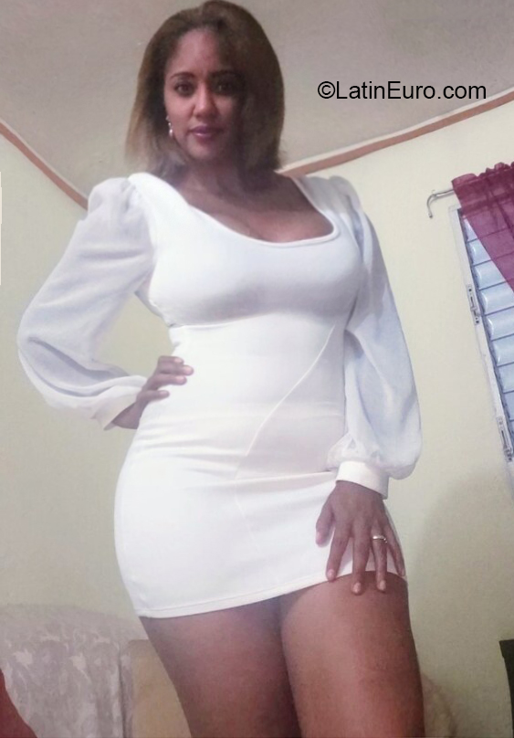Date this hard body Dominican Republic girl Iris from Higuey DO40846