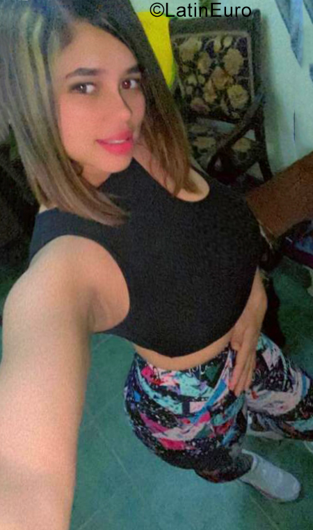 Date this athletic Dominican Republic girl Alez from Santo Domingo DO40795
