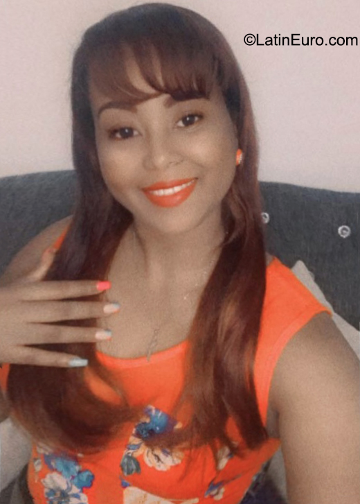 Date this sensual Dominican Republic girl Nikauris from Santo Domingo DO41000