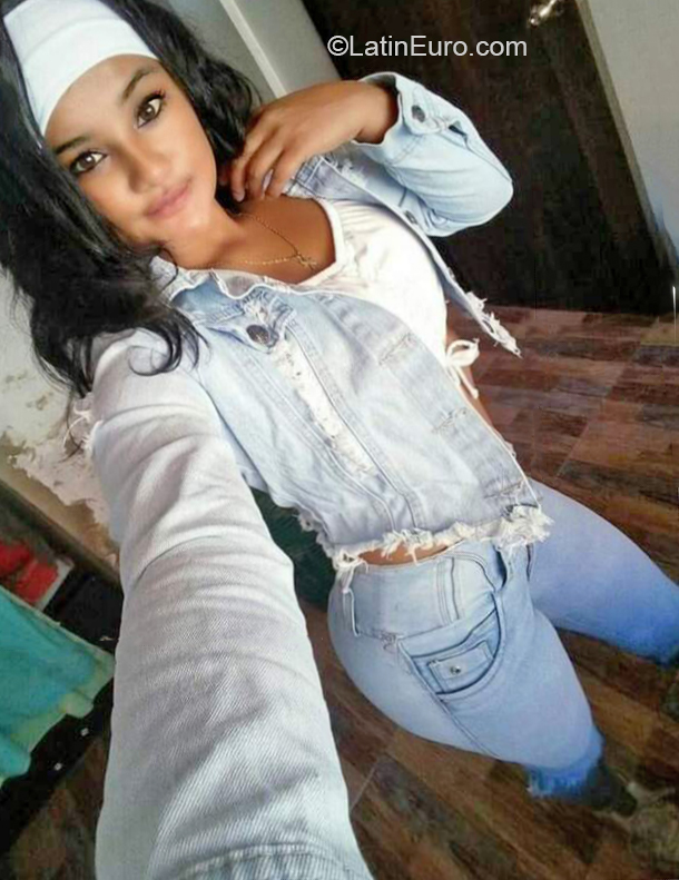 Date this attractive Colombia girl Angie from Bogota CO32102