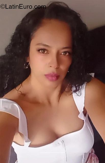 Date this delightful Colombia girl Isabella patio from Bogota CO32131