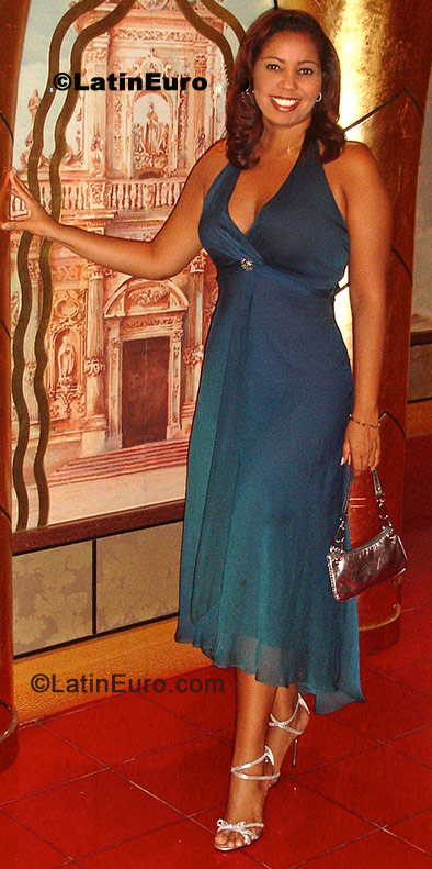 Date this fun Brazil girl Ellen from Vitoria B-68