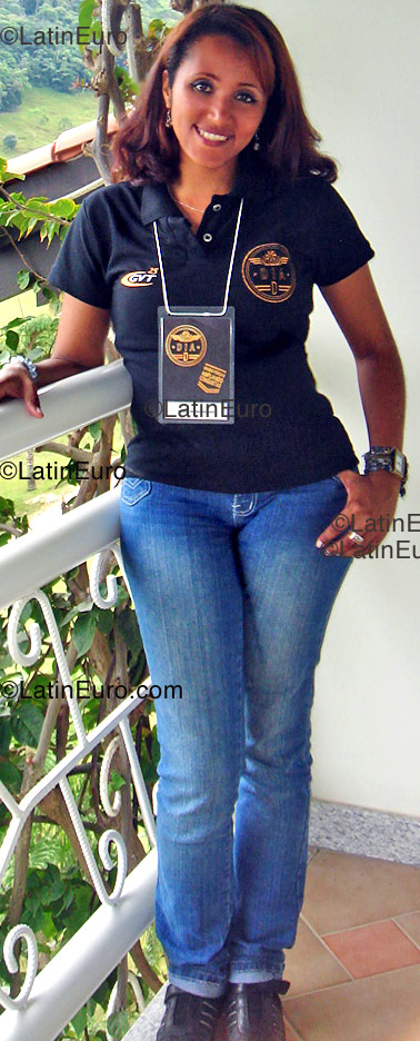 Date this good-looking Brazil girl Fabiola from Campo Magro B1221