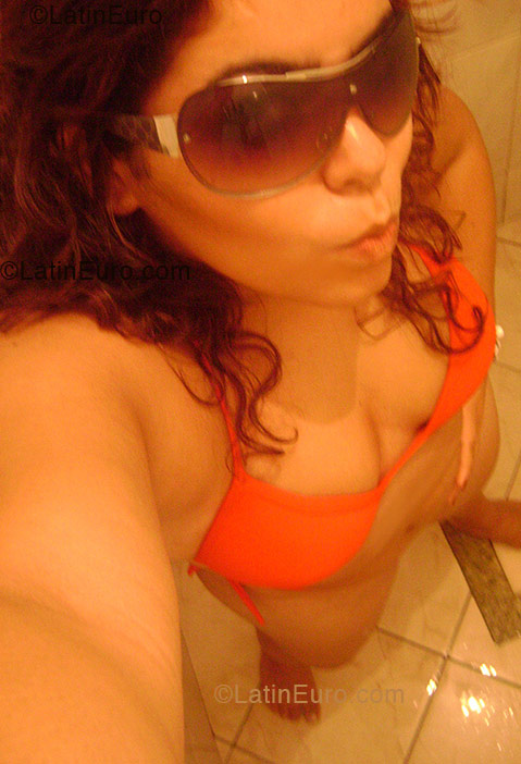 Date this georgeous Brazil girl Nayara- from Campinas B1329