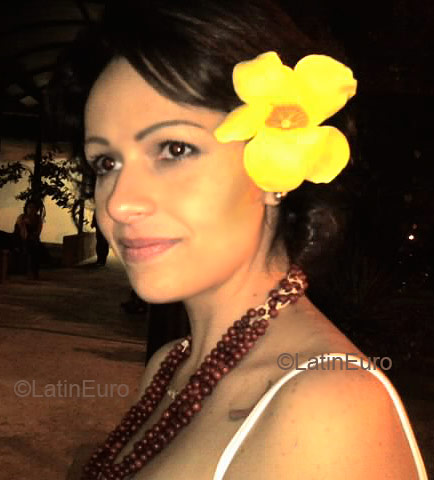 Date this stunning Brazil girl Eline from Sao Paulo B1421