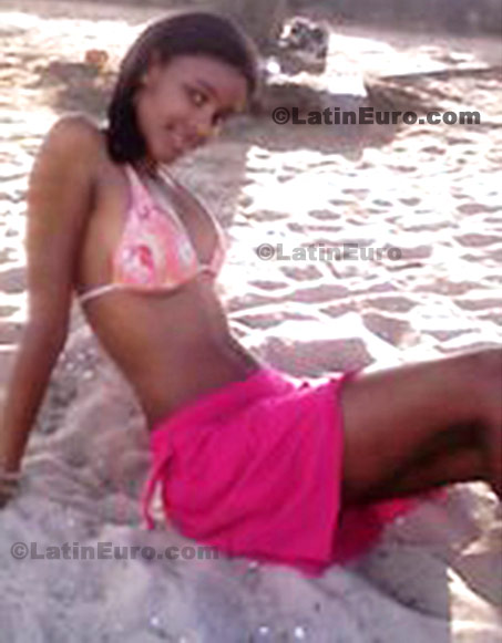 Date this nice looking Brazil girl Lilia from Ubatuba B190