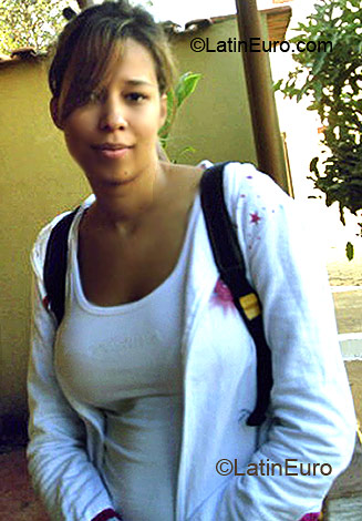 Date this athletic Brazil girl Marina from  B1982