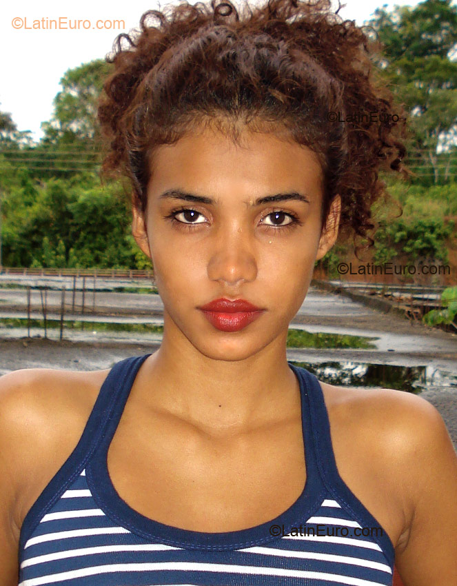 Date this nice looking Brazil girl Anaoj from Manaus B2025