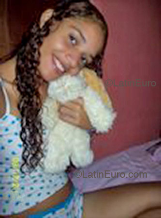 Date this nice looking Brazil girl Kelly from  B2039