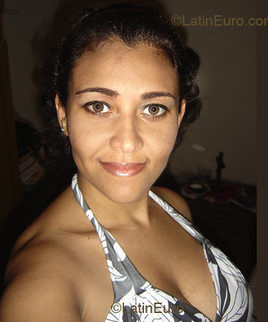 Date this gorgeous Brazil girl Carla from Nova Iguacu B1523