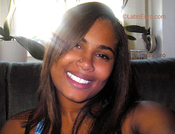 Date this nice looking Brazil girl Dalete from  B2237