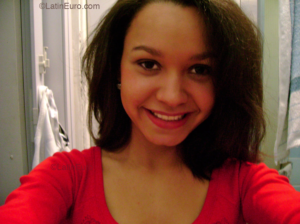 Date this nice looking Brazil girl Monique from Fortaleza B2334