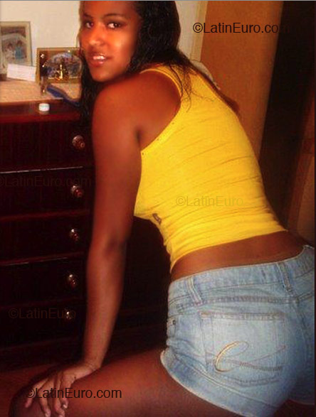 Date this good-looking Brazil girl Alline from RIO DE JANEIRO B2347