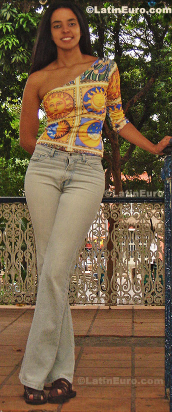 Date this nice looking Brazil girl Tatiana from Sao Paulo B270