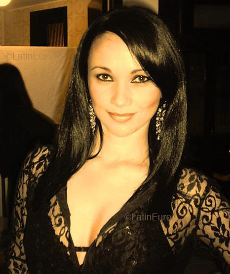 Date this foxy Brazil girl Andresa from ICARA B4752