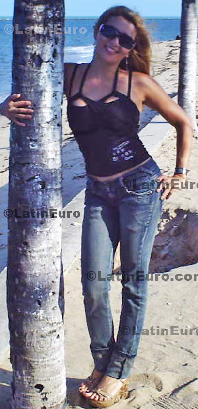 Date this young Brazil girl Simone from Porto Seguro B499