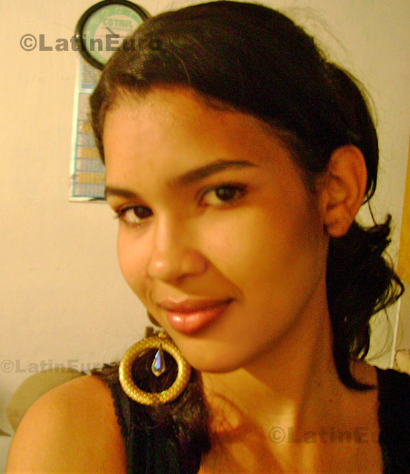 Date this gorgeous Brazil girl Erica from Sardoa B608