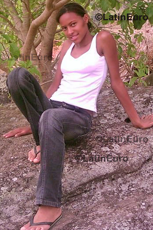 Date this athletic Brazil girl Larissa from Governador Valadares B730