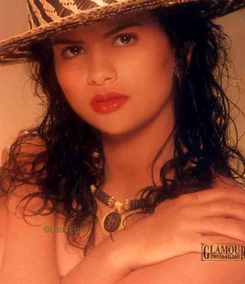 Date this attractive Brazil girl Mychelle from BRASILIA B7305