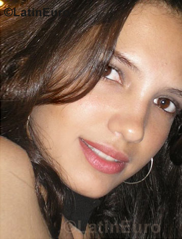 Date this nice looking Brazil girl Alyne from Brasilia B749