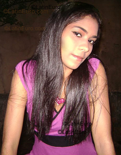 Date this lovely Brazil girl Vanessa from Salvador B990