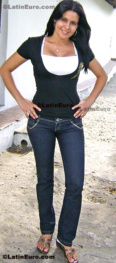 Date this voluptuous Colombia girl Sofia-Colo from Bucaramanga C8240