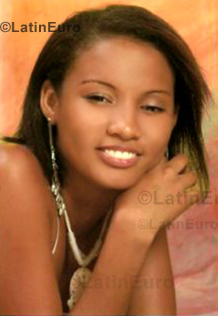 Date this attractive Colombia girl Laura from Cali C8827