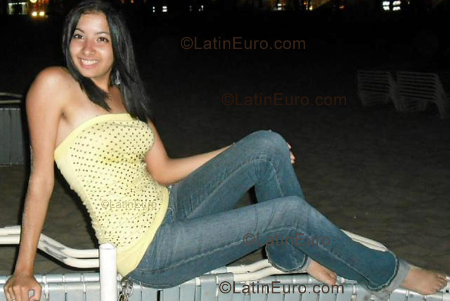 Date this lovely Dominican Republic girl Pamela from Santo Domingo N-303