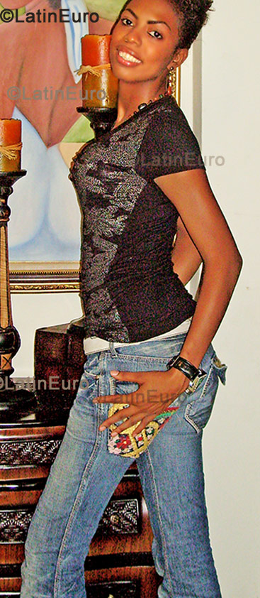Date this happy Dominican Republic girl Kinberlin from La Vega N-394