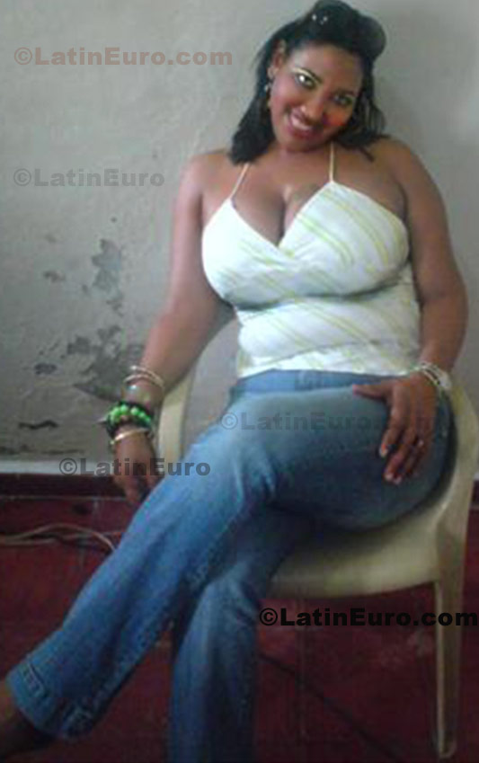Date this pretty Dominican Republic girl Antonia from Santo Domingo N-794