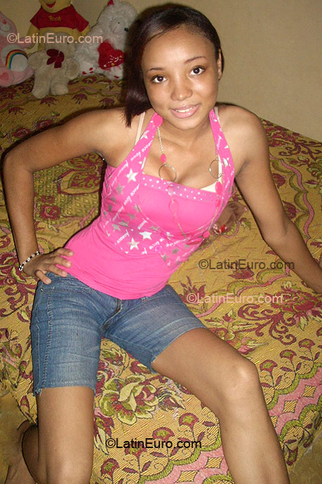 Date this good-looking Dominican Republic girl Esther from Santo Domingo DO72