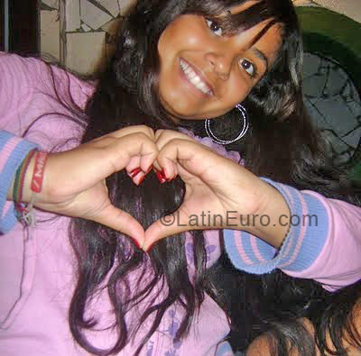Date this nice looking Brazil girl Eduarda from Salvador BR272