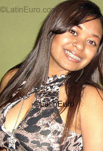Date this good-looking Brazil girl Thaisi from Sao Paulo BR1200