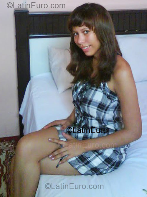 Date this nice looking Brazil girl Hilary from Salvado BR2008