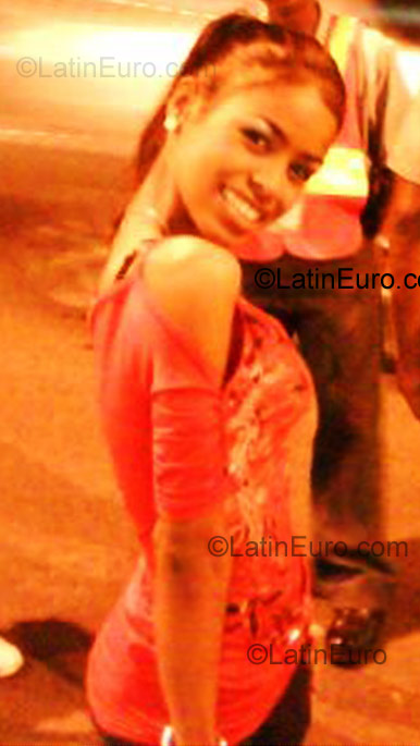 Date this attractive Dominican Republic girl Charlot from Santo Domingo DO2956