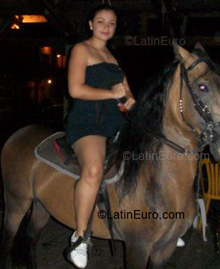 Date this gorgeous Colombia girl Luz Adriana from Cali CO3040